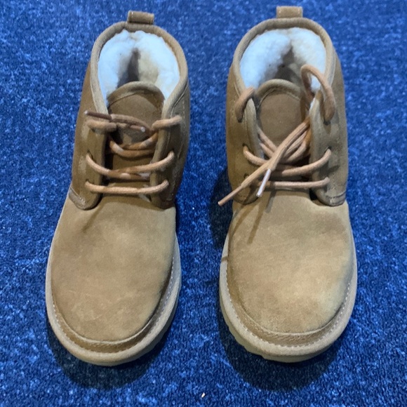 Kid’s UGG Boots size 2 Chestnut color - Picture 2 of 5